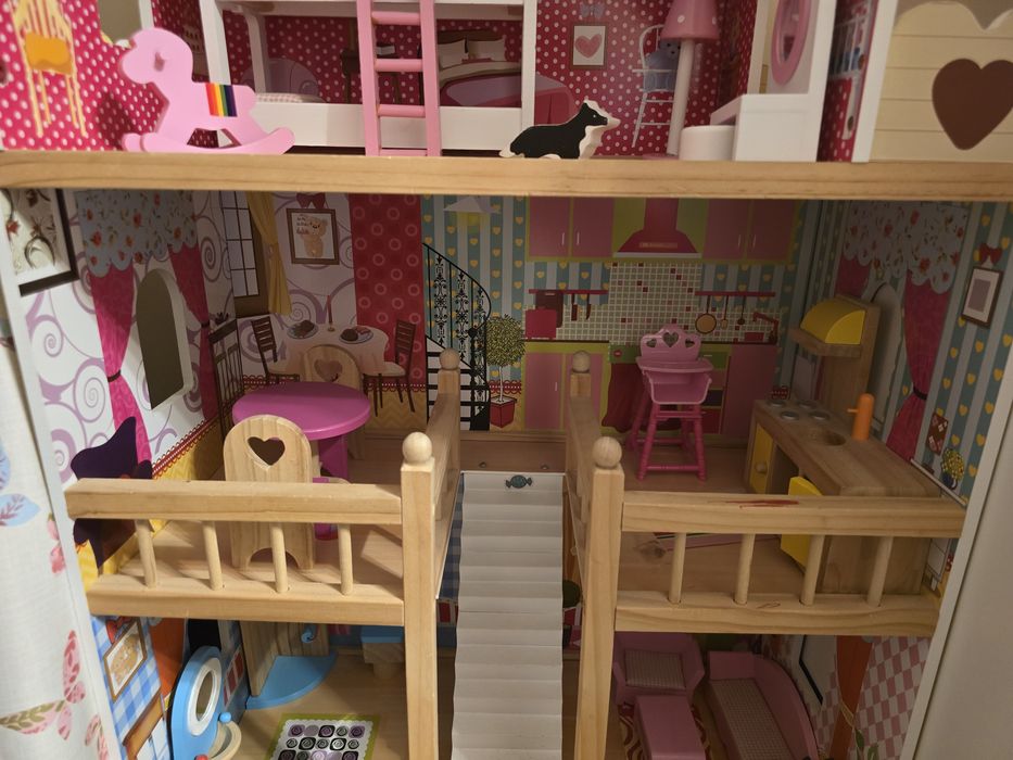 Дървена къща за кукли