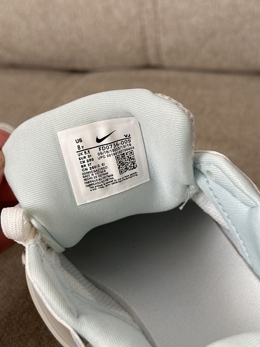 Новые кроссовки Nike