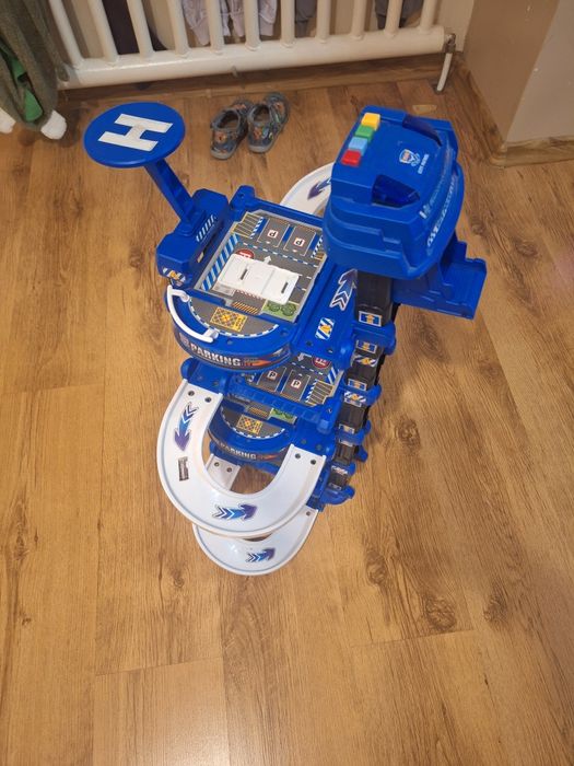 Четири етажна писта за коли и писти HotWheels