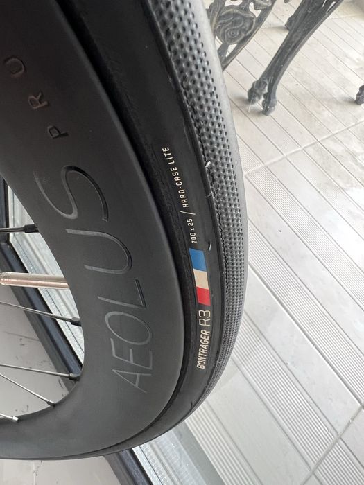 2 x 700C 25mm Bontrager R3 Hard-Cas Lite TLR Tire