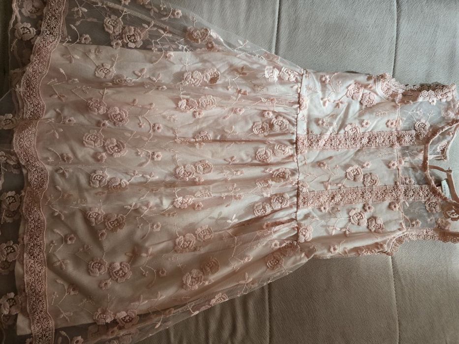 Розовое , красивое платье на девочку