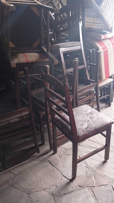 Продавам мебели за ресторант