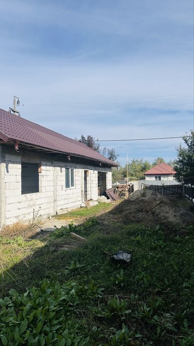 casa de vanzare   la strada principala