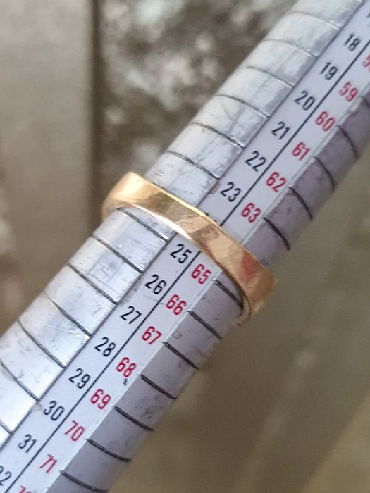Ghiul model leu din aur de 18K cu diamante naturale și rubin natural