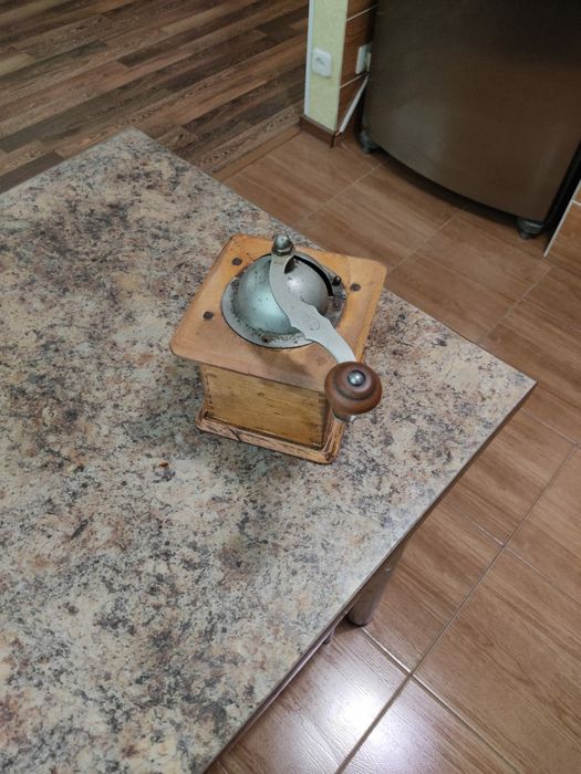 Продам кофемолку 1867года