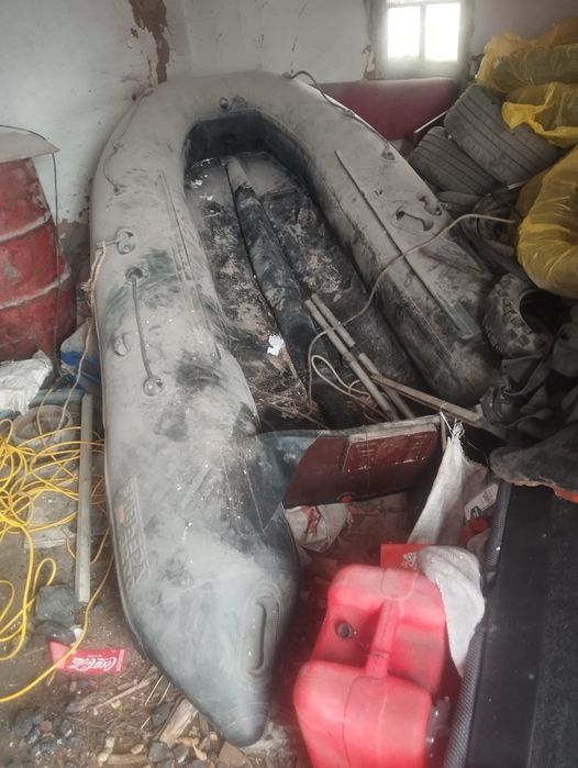 Лодка с двигателем 9.9 обьём