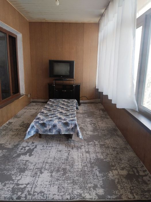 Arinda 3 xona 4 etaj 9 mikrarayon  makler xizmati bor