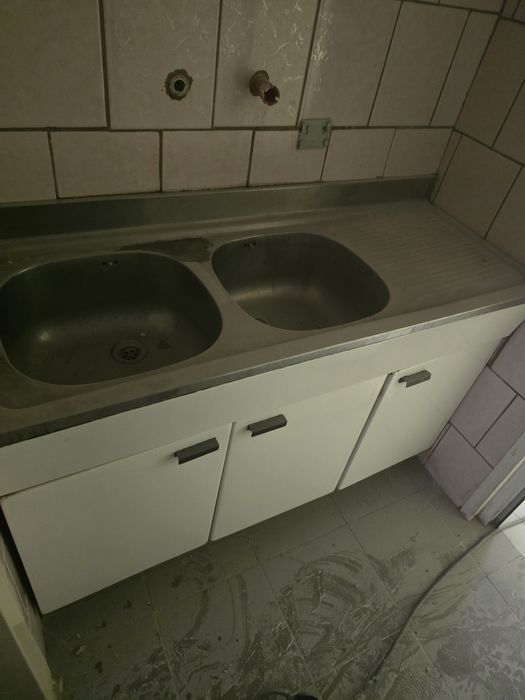 Продавам мивка  с шкаф  метален