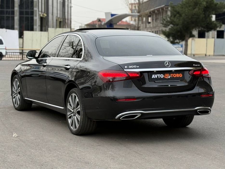 Продаю мерс 2023 е300 гибрид