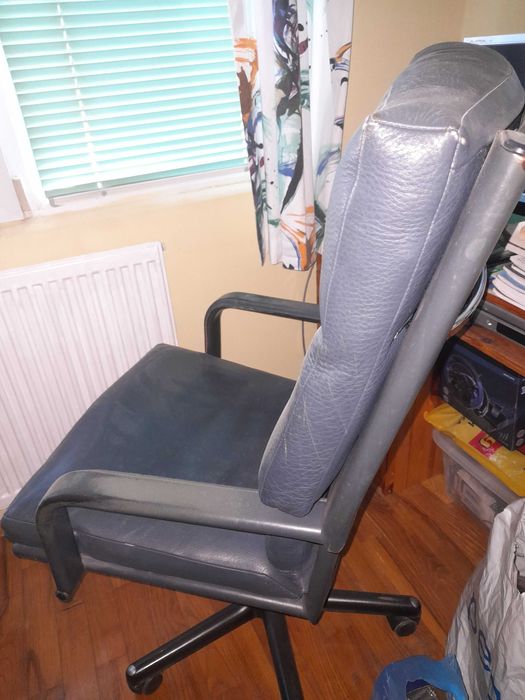 Кожен офис стол сив