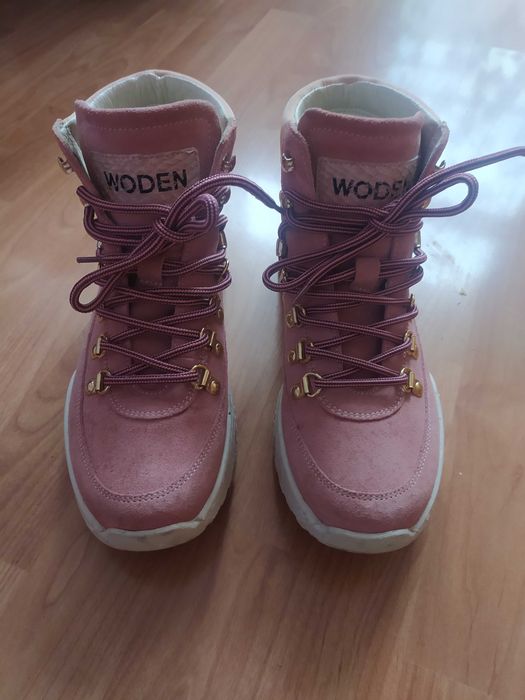 Нежни спортни боти.