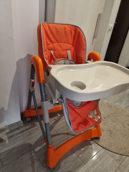 Vând scaun de masă BabyGo pentru bebeluși și copii mici, în stare bună și perfect funcțional.