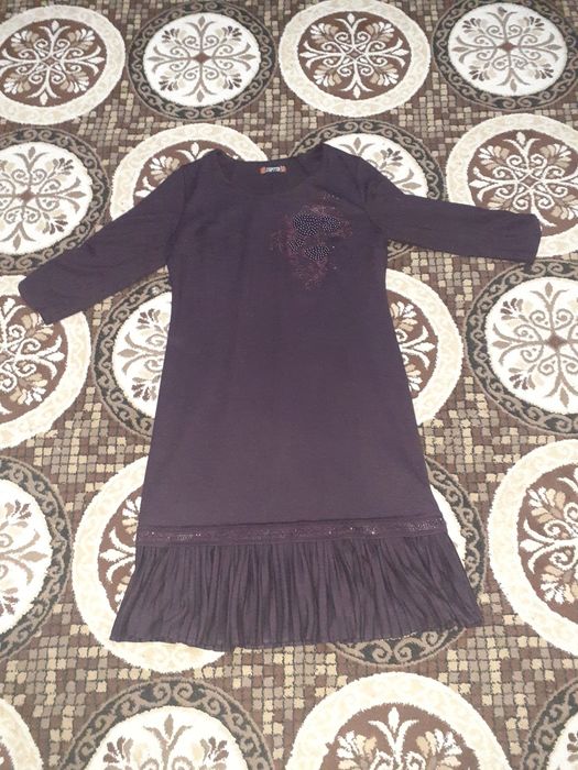 Yigit mobil telefonlar uchun mushukni yalaydi