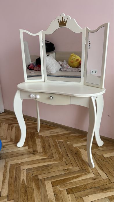 Детска тоалетка за гримиране