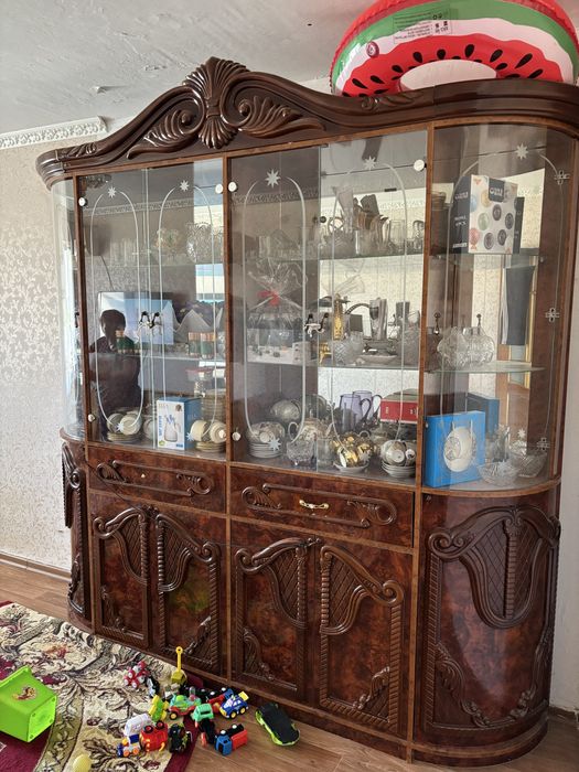 Продаеться Шкаф-сервант