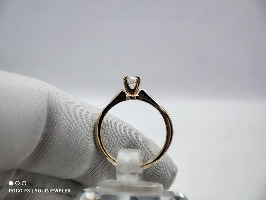 Золотое кольцо с бриллиантом