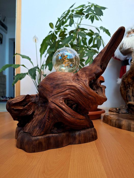 Ръчно изработена настолна лампа от дърво