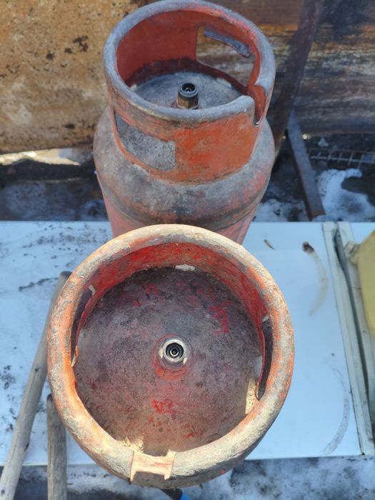 Продам 2 газовых баллона для плиты