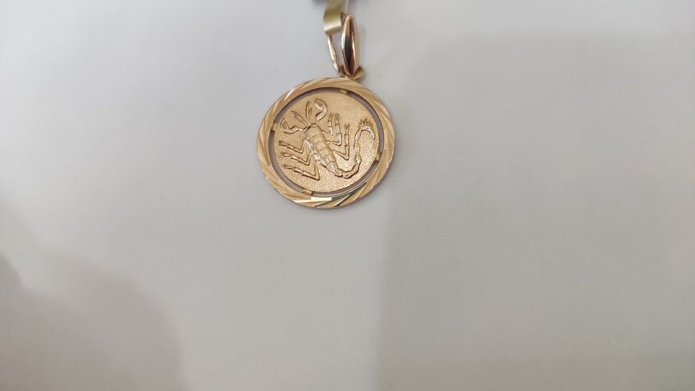 Продам кулон золотой, скорпион.