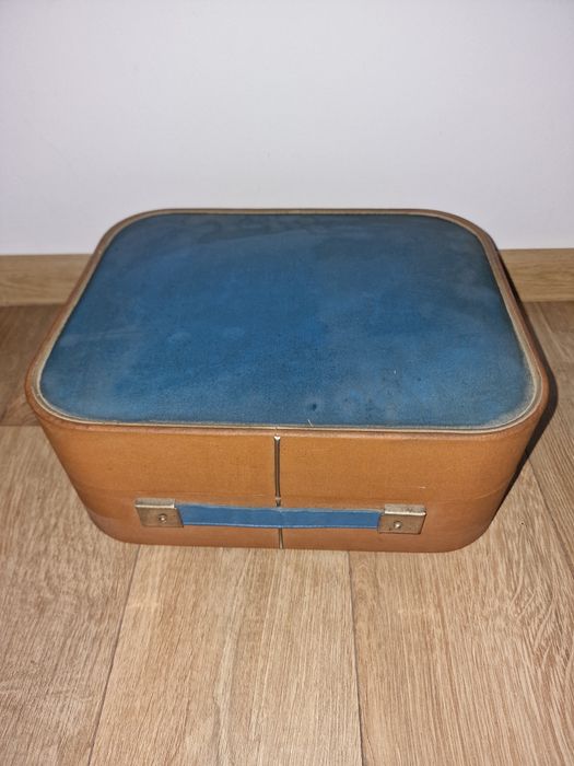 2 Pick-up vechi , funcționabil doar 1