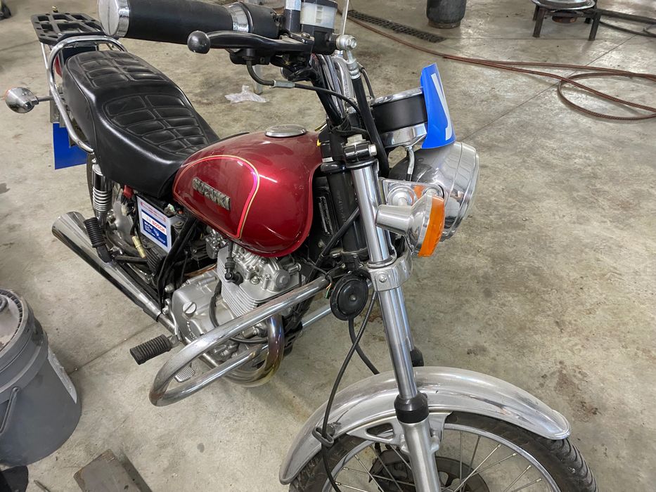 Два учебни мотора Suzuki GN125 и Kawasaki ER-6n