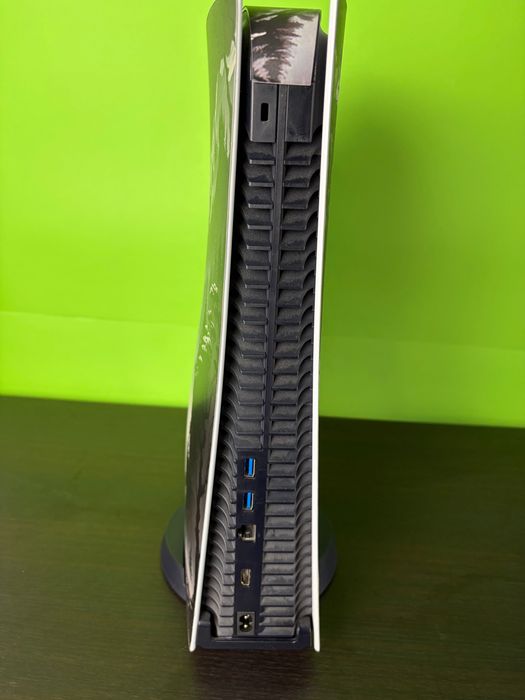 PlayStation 5 (PS5) със Skin + DualSense, зарядна станция и 3 игри