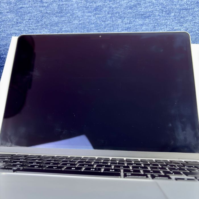 Macbook Air 13.6 M2 16GB RAM 256 GB Stocare Garantie 1 an, cu Toate Accesoriile incluse