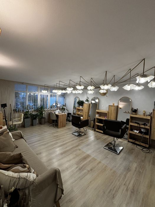 Hush Studio! Posturi Frizerie/Coafura De Inchiriat.