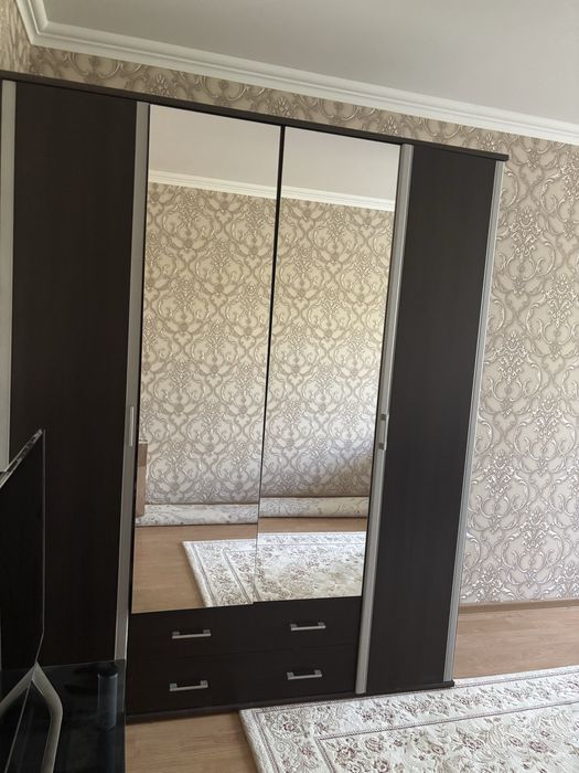 Продам шкаф с зеркальными дверцами