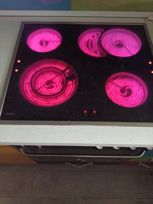 Фурна с котлони AEG