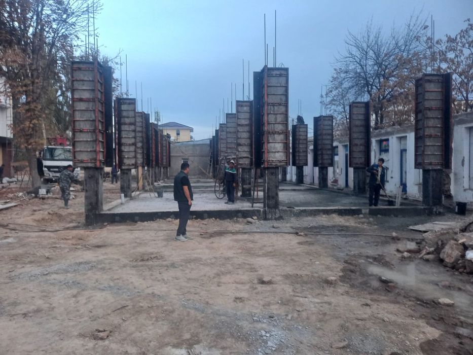 Бригада строителей строитель с большим опытом