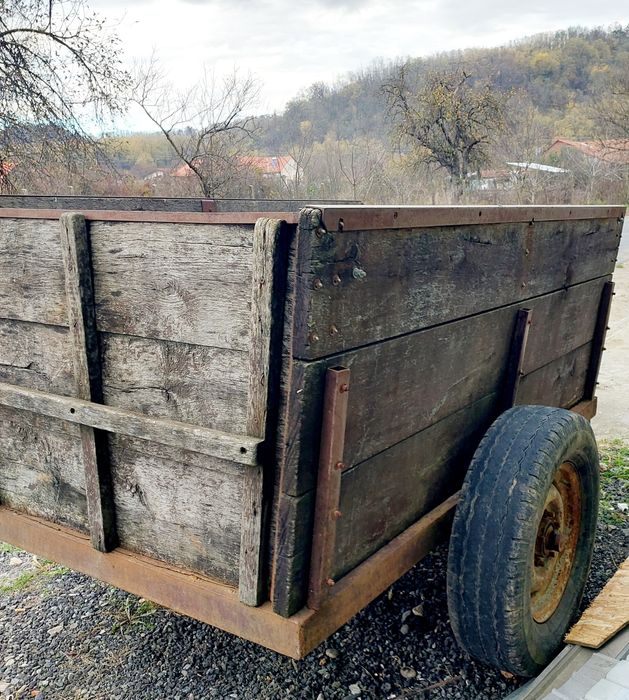 Tractor 45 Cp și remorca