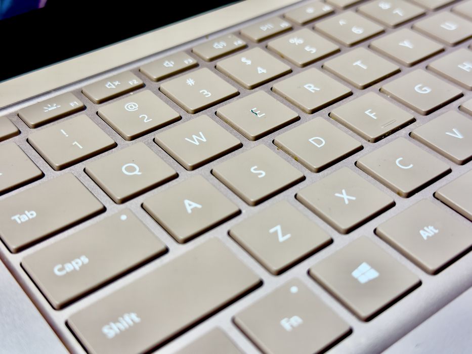 Microsoft Surface Laptop 4  Super narxda