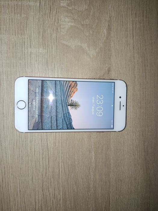 Vând iPhone 7 cu 128 de GB stocare și 75% sănătatea bateriei.