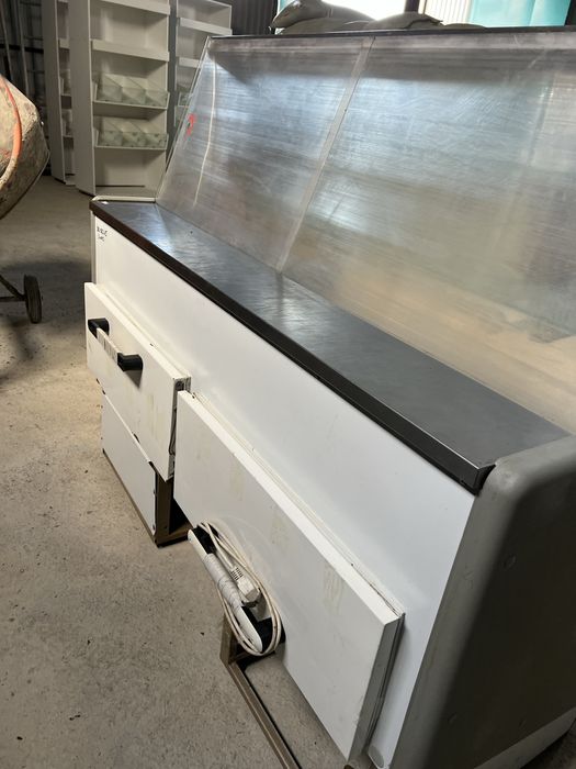 В продаже хохолодильная витрина.