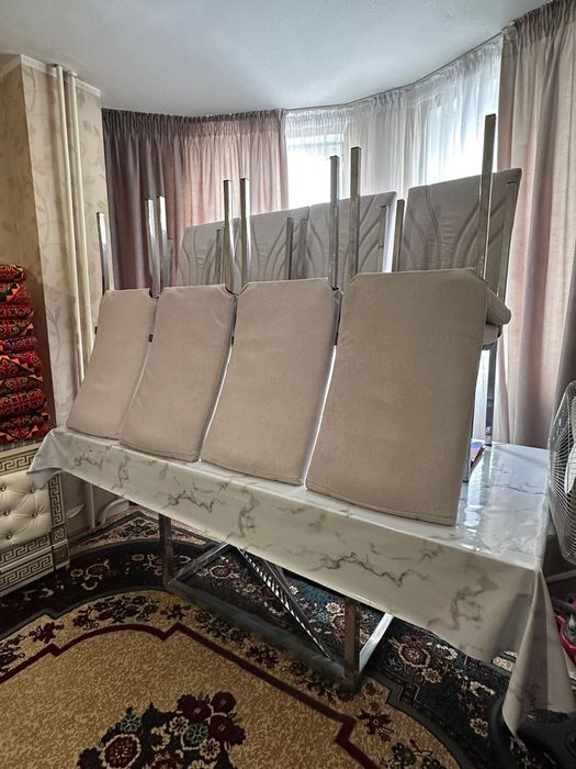 Стол со стульями, так же стенка