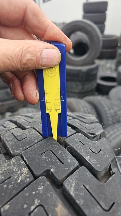 Anvelope 215 75 R 17.5  de tracțiune și de direcție Michelin.