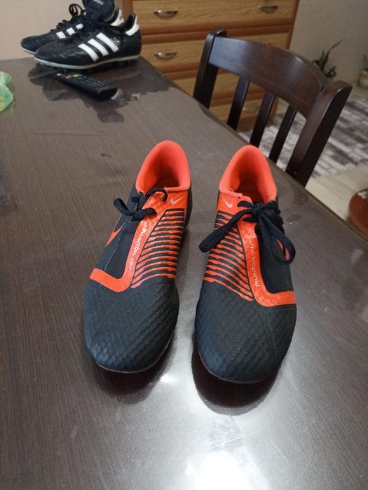 Футболни обувки за трева