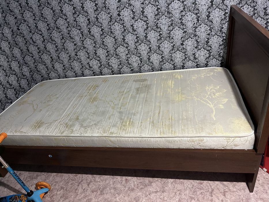 Кровать 1,5 почти новая