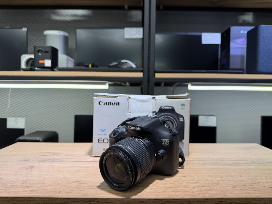 Фотоаппарат Canon EOS 1300D, 18-55mm,полный комплект,флешка 32ГБ,1924/