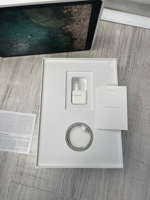 iPad Pro (12.9-инчов) (2 поколение) с Wi‑Fi + Cellular