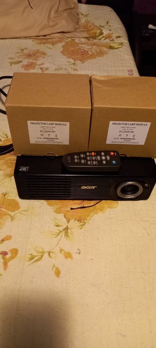 Proiector Acer+2 lampi de rezerva