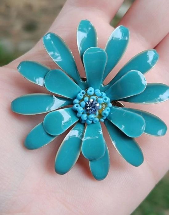 Veche brose in forma de floare din email, placata cu argint, copii