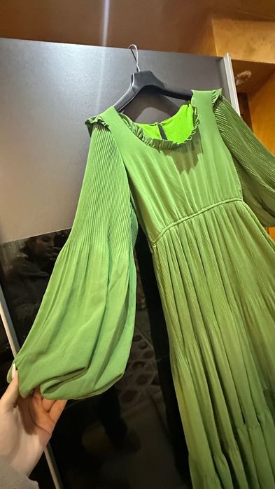 Зелена ефекна пролетна рокля