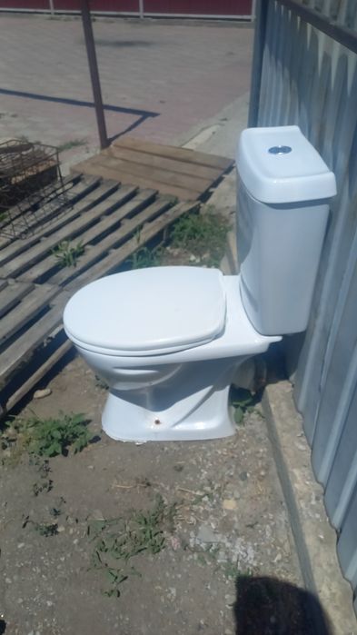 Продам унитаз б/у. Есть доставка.