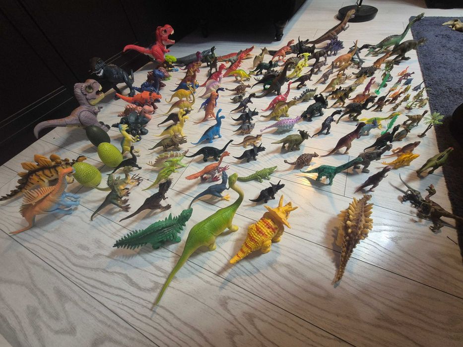 Dinozauri 100+ bucati. Cei mari functioneaza pe baterii