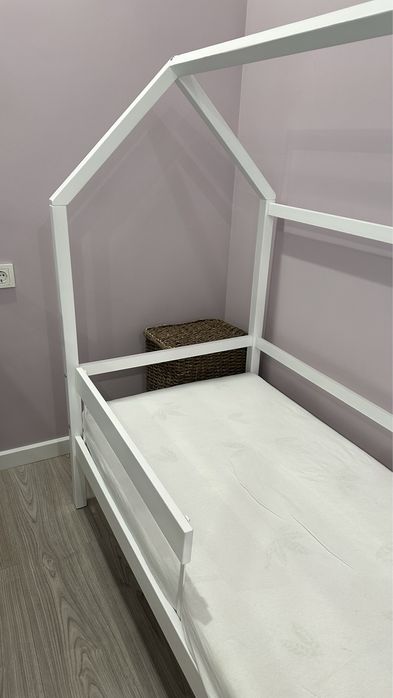 Детский домик кроватка с матрасом