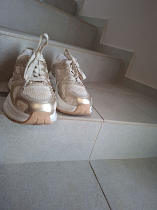 Дамски маратонки златно