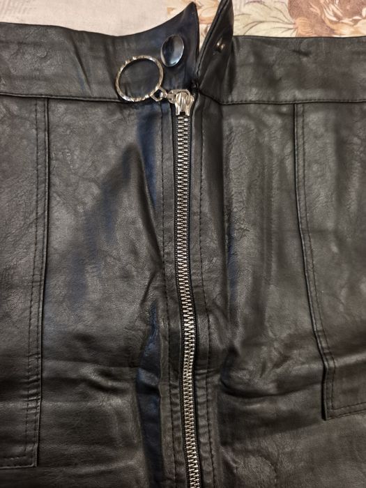 Кожаная черная юбочка