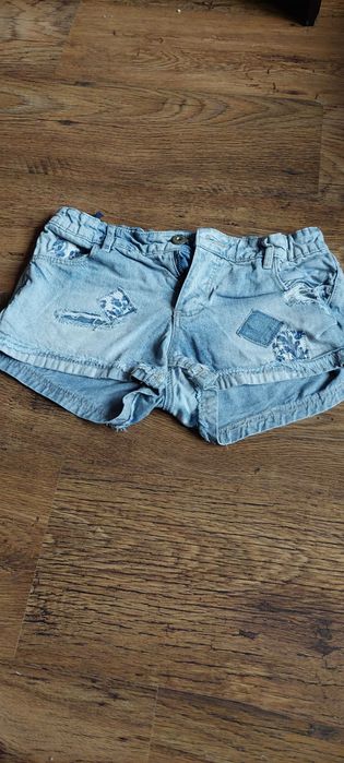 Детски къси гащи в цвят светло син.